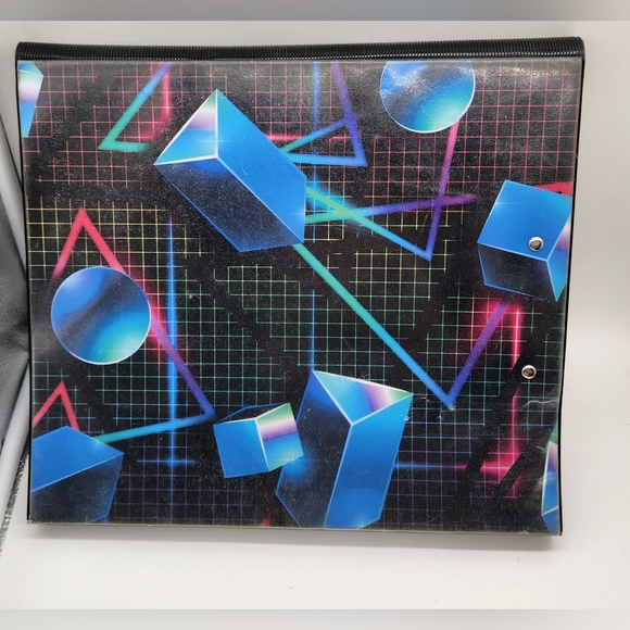 Preowned Geometric Design Retro Looking Trapper Keeper 2" 3- Ring Binder - Picture 4 of 16